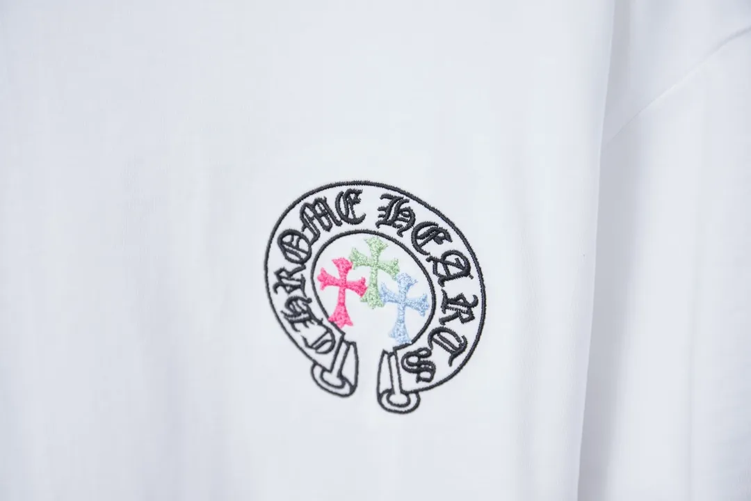 🅿️190 Ch*ome Hearte 25SS Early Spring New Style Embroidered Contrasting Cro Heart Label Short Sleeves Light Luxury Essential Item for Daily Commuting for Men and Women Correct Version Welcome to Compare Detailed Features · 320g 100% pure cotton double yarn jersey fabric · Custom dyed in the same cylinder, special thickened 32 pieces double-strand 1X1 thread · Imported Tajima machine embroidery tatami embroidery · Hand-embroidered leather tag hardware · Double-needle stitching and cross-stitch technology · Original main mark, washed tag, branded moisture-proof paper packaging Color: Black/White Size: S/M/L/XL